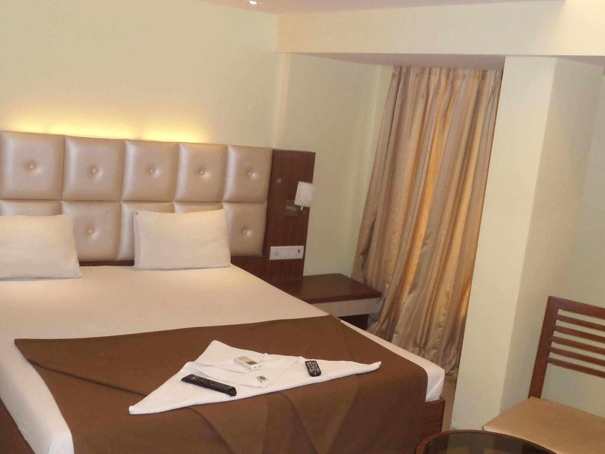 Oyo 2026 Hotel Aishwarya Residency Navi Mumbai Exterior foto