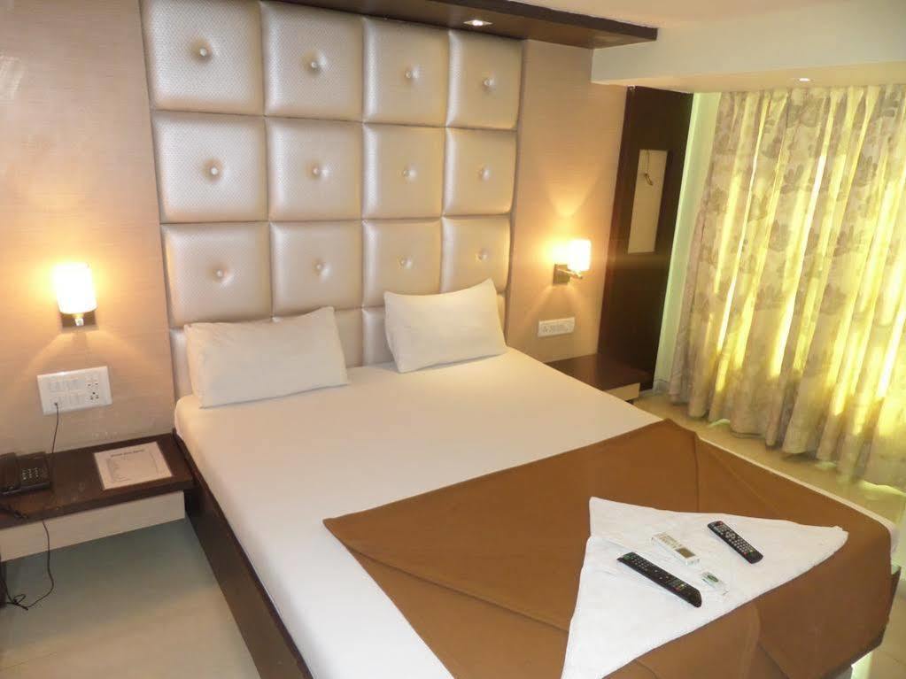 Oyo 2026 Hotel Aishwarya Residency Navi Mumbai Exterior foto